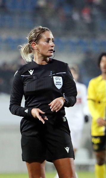 Meci de gală pentru Alina Peșu UEFA a delegat-o la un meci din semifinalele  Champions League  la fotbal feminin