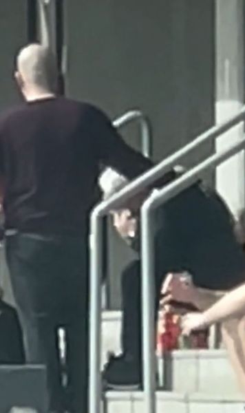 Șumudică, devastat    VIDEO:  Tehnicianul de la Rapid,   surprins plângând  pe scările magazinului clubului, după moartea lui Boupendza