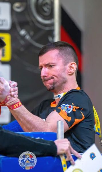 BRAȚE DE FIER    REPORTAJ . La skandenberg, sportivii merg cu trenul la competiții, iar mici comune câștigă o mulțime de medalii