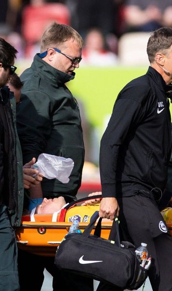 Ciocnire violentă   Meci din Premier League, întrerupt 13 minute » Un jucător a avut nevoie de   mască de oxigen