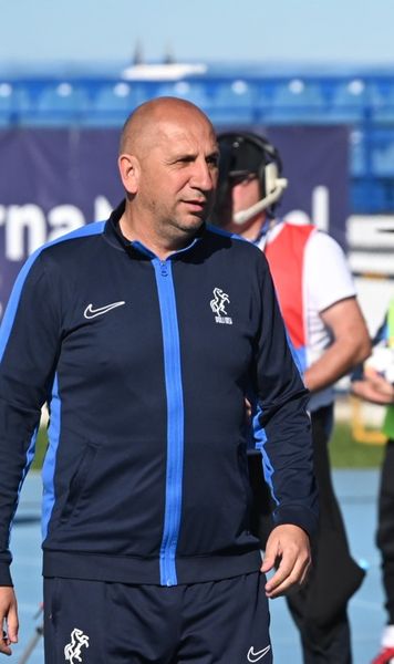 Miriuță, show la conferință   Antrenorul celor de la Poli Iași   nu pune mare preț pe laude:  „Când pierzi ești prost, iar ești urât, iar ești chel, ungur”
