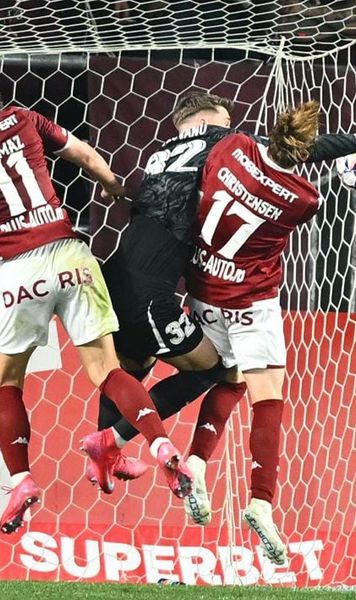 PENALTY CLAR PENTRU RAPID!    VIDEO.   La 2-1 pentru FCSB, Târnovanu l-a lovit rău pe Christensen în careu, dar nici Radu Petrescu, nici Hațegan de la VAR   n-au dat 11 metri