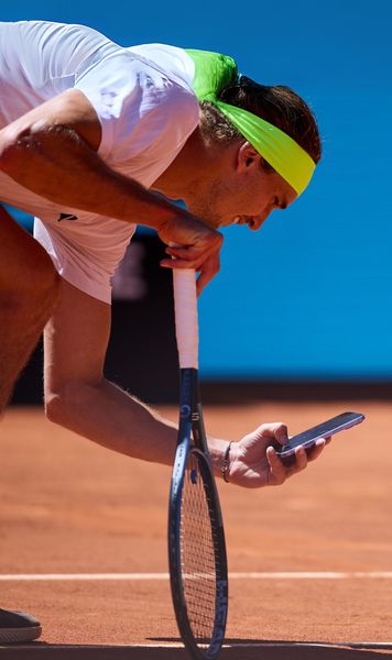 Scandal la Madrid    VIDEO.  Zverev, sancționat după ce   a fotografiat cu telefonul  urma lăsată de minge: „Interesantă decizie”