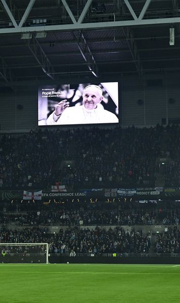 Derapaj la Djurgarden - Chelsea VIDEO: Suporterii din peluză l-au înjurat pe Papa Francisc în timpul momentului de reculegere