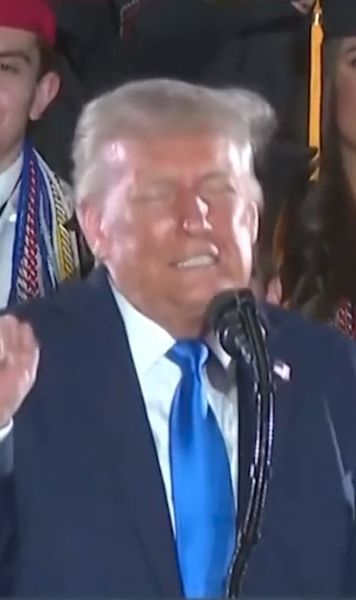 Trump, încă un derapaj    VIDEO.  Președintele SUA, scenetă transfobă: „  Un ratat ca bărbat   doboară recordul cu 54 kg ca femeie” » Episodul invocat e un mister