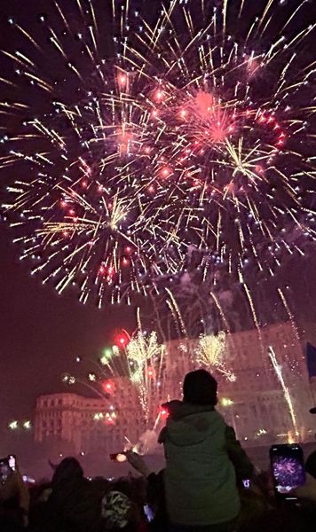 Fiesta roș-albastră   FCSB, așteptată de mii de fani în Piața Constituției »   VIDEO+FOTO  Spectacol la   parada campioanei: imagini din dronă