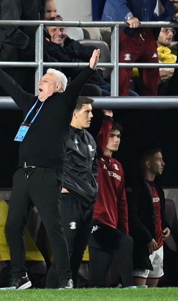 Șumudică, derapaj grosolan Antrenorul a înjurat un angajat al clubului Rapid: „Mă ocup eu de voi , unul câte unul!” » GOLAZO.ro a obținut reacția oficialului