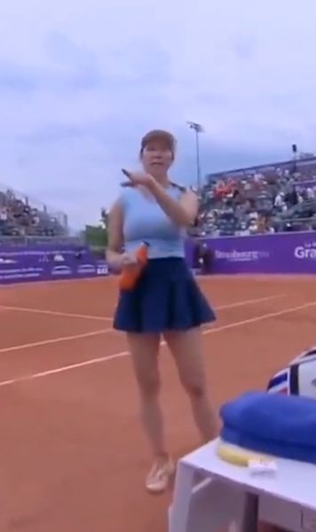 „Extrem de inadecvat”  Cameramanul s-a apropiat prea mult, iar   Danielle Collins a răbufnit:  „Nu e nevoie să te urci peste Emma”