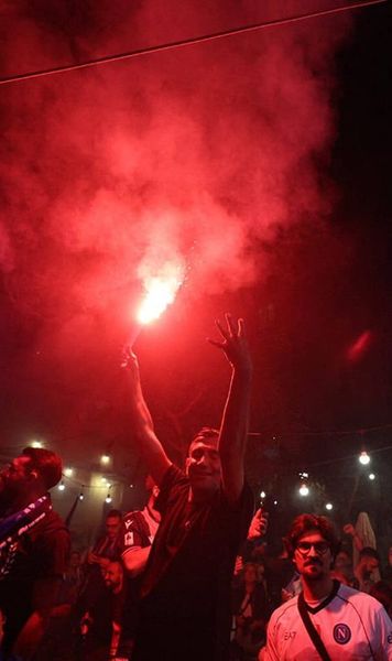 Nebunie pe străzile din Napoli   Cum au sărbătorit suporterii   al patrulea titlu  din istoria clubului