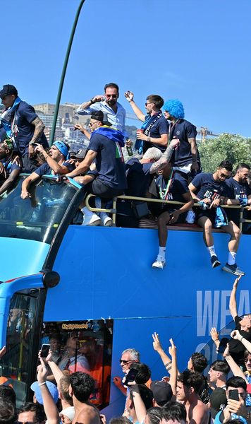 Nebunie pe străzile din Napoli    FOTO:  Peste   200.000 de oameni  au sărbătorit al patrulea scudetto