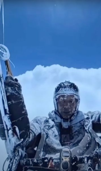 Imagini incredibile VIDEO. Un parapantist a fost dus de un vârtej până la o altitudine de 8.500 de metri! A supraviețuit inexplicabil