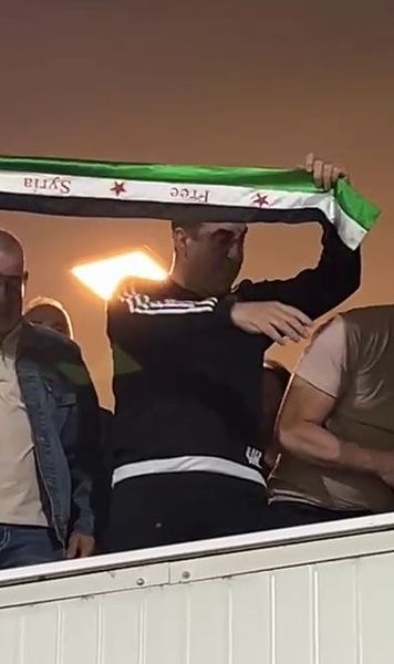 Mesaj politic la promovare   După ce Metaloglobus a ajuns în Liga 1, la oficială a apărut   „steagul revoluției”