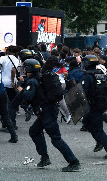 A doua noapte de haos în Paris  Noi ciocniri între fanii lui   PSG   și forțele de ordine din Franța