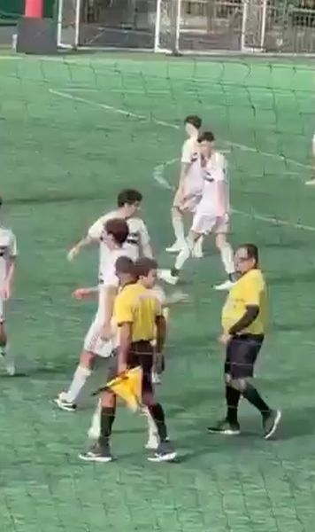 Scene șocante în Brazilia    VIDEO.  Un arbitru   a lovit un jucător  într-o competiție U17 » A intervenit Poliția militară!