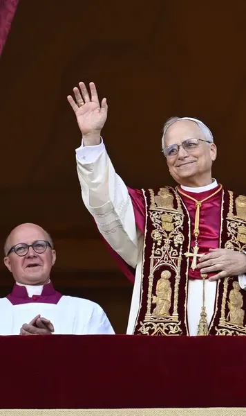 Papa Leon al XIV-lea surprinde Suveranul Pontif s-a abătut de la codul vestimentar obișnuit. A fost fotografiat cu însemnele unei echipe