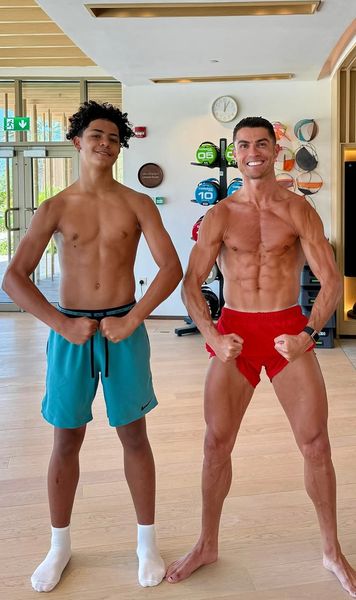 „Așa tată, așa fiu” Imaginea a devenit virală » Detaliul observat de fani într-o poză cu Cristiano Ronaldo și fiul său de 14 ani: