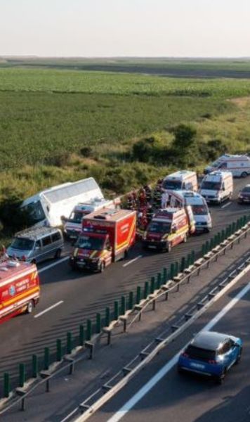 Accident grav pe A2 Imagini înfiorătoare » Autocarul unei echipe de baschet de juniori din Oradea s-a răsturnat! O persoană a decedat, mai mulți copii răniți
