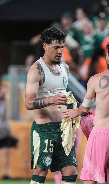 Messi, încolțit după meci    FOTO.  Jucătorii lui Palmeiras au vrut să-l lase   în picioarele goale  pe starul lui Inter Miami