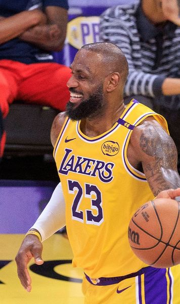 LeBron James, de neoprit  Starul lui Lakers și-a activat opțiunea pentru   prelungirea contractului  » Ce record poate doborî
