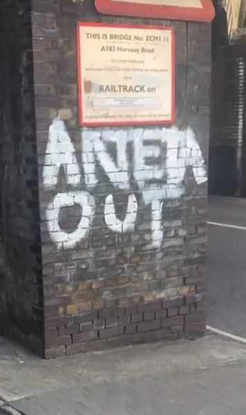 Scandal la Arsenal Fanii îi cer demisia lui Arteta și au vandalizat zidurile stadionului » Antrenorul vrea încă un fotbalist de la marea rivală!