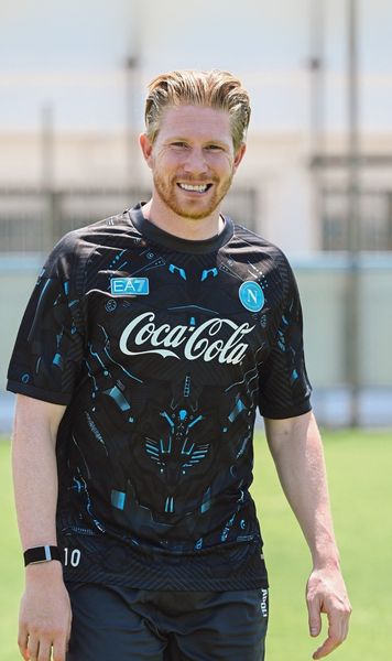 De Bruyne, pe urmele lui Maradona  Mijlocașul belgian a purtat legendarul   numărul 10  la primul antrenament pentru Napoli » Povestea din spatele tricoului