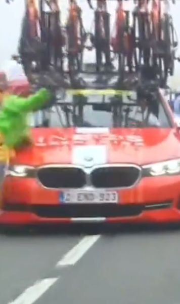 Moment șocant la Turul Franței     VIDEO.  O femeie   a fost lovită de o mașină  în timpul cursei: „Spectatorii nu au respect!” » Cine se afla la volan