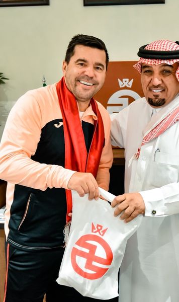 Contra s-a răzgândit    FOTO.  Antrenorul voia să ceară   despăgubiri  de la Al-Kholood, dar s-a ales cu altceva: „A dat dovadă de înțelegere”