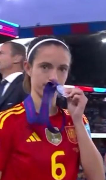 A luat medalia și a privit direct în camera TV    Gest rar întâlnit făcut de Aitana Bonmati,  Balonul de Aur la feminin, aplaudat de o lume întreagă