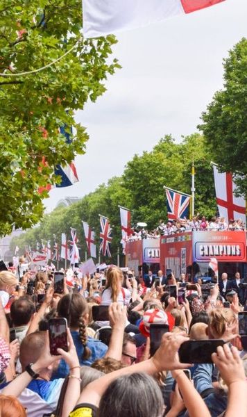 Imagini uluitoare    VIDEO+FOTO.   Campioanele europene s-au temut că nu va veni nimeni!   Numărul uriaș de fani  prezenți la paradă