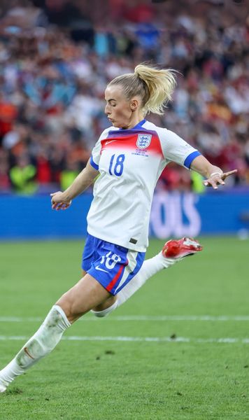 Nici băieții nu o pot depăși!  Ea este jucătoarea care a stabilit recordul de viteză a mingii la Euro.   Peste Premier League masculin