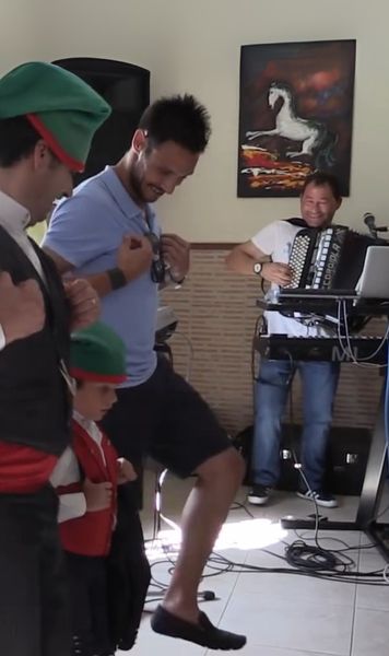 Acasă la Mario Camora    VIDEO.  Imagini inedite cu   căpitanul lui CFR Cluj,  cântând și dansând cu familia în Portugalia