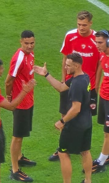 Musi și Politic, înjurați  Fanii lui Dinamo   au erupt  în momentul în care au văzut ce se întâmplă pe teren înainte de meciul cu FCSB