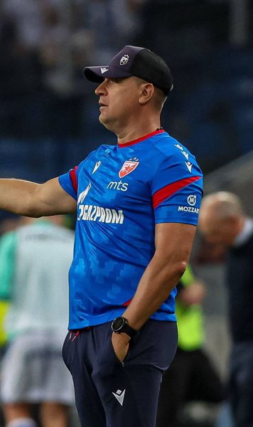 „Hai să-l aruncăm din avion!”  Antrenorul Stelei Roșii i-a lăsat fără reacție pe ziariști după victoria din Ligă:   „Mă insultați!”