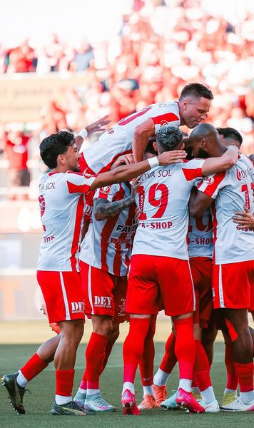 Spectacol la Arad    VIDEO.  Elevii lui   Adrian Mihalcea  au celebrat alături de suporteri: „Cine e pe primul loc? UTA e!” » Sunt neînvinși