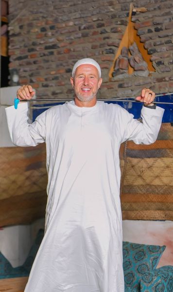 Reghecampf, ședință foto inedită  Tehnicianul român, surprins în haine tradiționale din   Sudan : „Bună dimineața!”