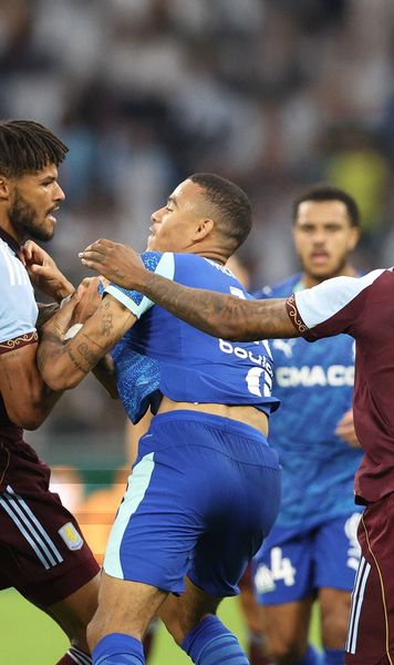 La un pas de bătaie    VIDEO.  Îmbrânceli între doi jucători englezi în amicalul   Marseille - Aston Villa  » I-a rupt tricoul!