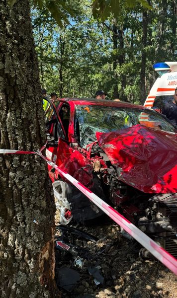 Accident grav la un raliu din România  Un pilot   a intrat cu mașina într-un copac  și a fost transportat de urgență la spital