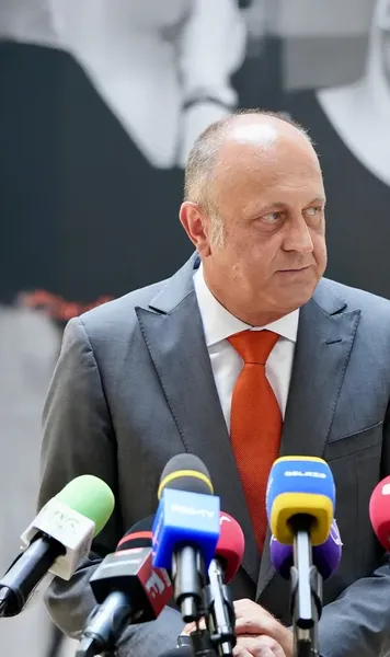 Șucu îi cere demisia lui Gino Iorgulescu    Comunicat nimicitor   la adresa președintelui LPF:  „Abuz! Se deplasează «la palat» pentru a «pupa inelul»”