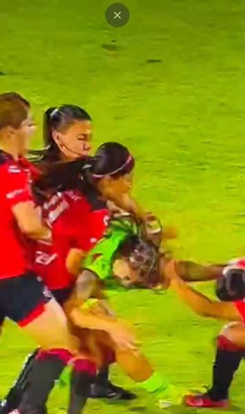 Bătaie între fotbaliste    VIDEO.  Și-a tras adversara de păr și   nu i-a dat drumul  nici după ce a căzut pe gazon