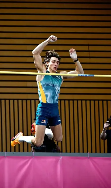 Duplantis sfidează gravitația!    VIDEO.  Suedezul a doborât pentru a 13-a oară   recordul mondial  la săritura cu prăjina