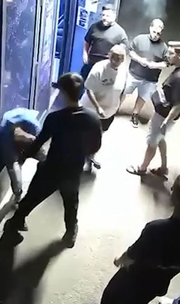Scene violente în Bacău    VIDEO.  Un boxer medaliat la Europene a bătut un alt sportiv minor în plină stradă și   l-a băgat în spital