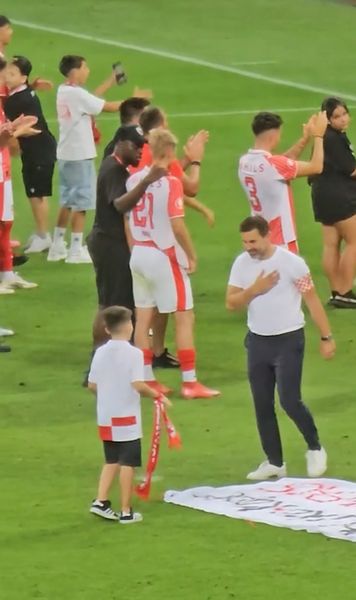 Moment special pentru Kopic     VIDEO  Un fan a intrat pe teren la final și s-a dus direct la antrenorul lui Dinamo »   Ce a urmat