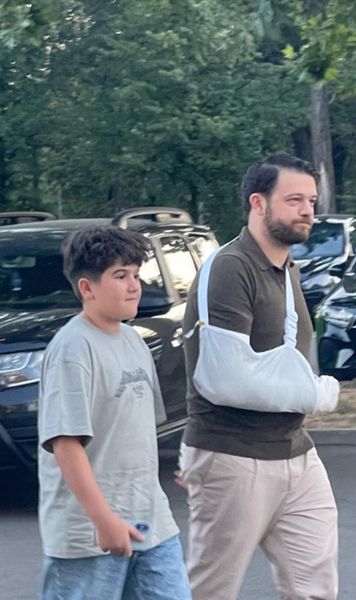  „M-am accidentat!”    FOTO.  Victor Angelescu,   apariție surprinzătoare  înainte de Rapid - FCSB: „Asta s-a întâmplat, ca la fotbal”