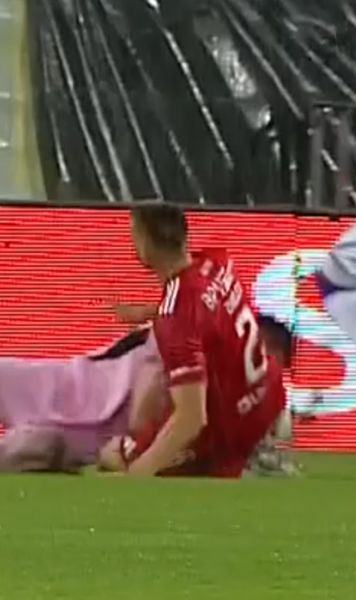 Ciocnire violentă    FOTO:  Portarul   Dur-Bozoancă  a fost schimbat după ce a fost lovit dur în față de un coechipier, în Argeș - Oțelul