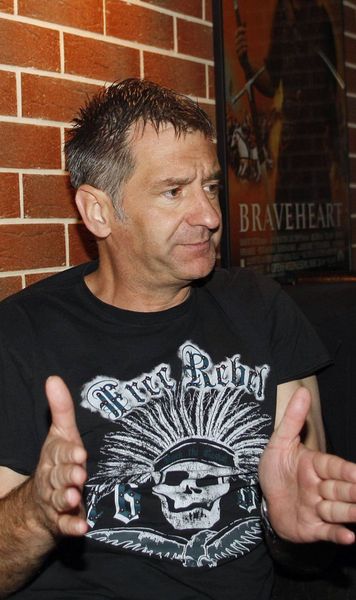 „Nu e escroc profesionist, ci un fost fotbalist ratat”  Fostul jucător de la Dortmund, Stuttgart și City, condamnat pentru   107 fapte de fraudă!