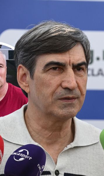 Pițurcă, atac la Varga  Patronul de la CFR Cluj, criticat pentru că a acceptat demisia lui Dan Petrescu:   „Trebuia susținut până în pânzele albe”