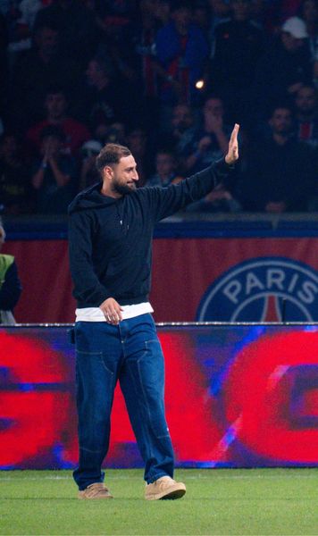 Și-a luat rămas bun    VIDEO.   Donnarumma,   ovaționat  de ultrașii lui PSG » Ce a luat de pe stadion ca „amintire”