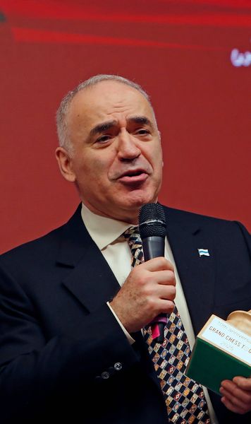Mesaj dur pentru Trump  Kasparov, replică după ce președintele Statelor Unite a scos   poza lui Putin  din sertar