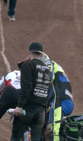 S-au luat la pumni!    VIDEO.    Bătaie  între doi piloți care participă la campionatul de Speedway din Anglia » De la ce a pornit totul