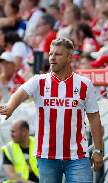 N-ai mai văzut așa antrenor    FOTO:  Tehnicianul lui Koln a surprins la prima etapă din   Bundesliga  » Cum a venit îmbrăcat pe bancă